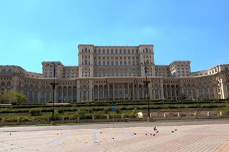 Obludný palác diktátora nelze přehlédnout. Patří k největším budovám světa | Fotr na tripu