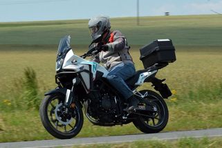 Honda NX500 je na začátek fajn motorka. Nepotřebujete velký řidičák a v základu je levná - Garáž.cz