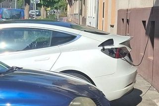 Nabíjel elektromobil a dostal pokutu. Policie řekla, co bylo špatně - Garáž.cz