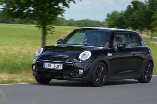 Styl a skvělé svezení bez velkých rizik? Ojetý Mini Cooper S nemusí být drahá past - Garáž.cz