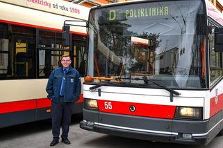 Ze zrezivělé Karkulky bude zase hvězda ulic. Jihlavský nadšenec zachraňuje starý trolejbus - Novinky