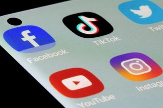 Zaženou děti do temnějších zákoutí internetu? Kritici se bojí zákazu sociálních sítí