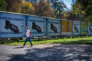 Orbán nechal Maďarsko oblepit protibruselskými plakáty s bombou - Novinky