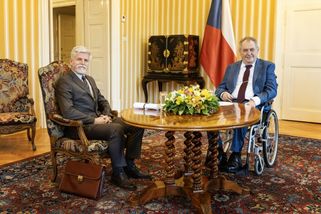 Nově zvolený prezident Pavel zvažuje bydlení na Hr...
