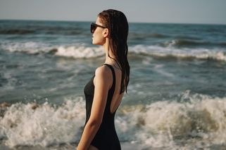 Odletěli jsme s partnerem k moři. Kdybych jen věděla, koho tam potkám, říká Alena (32) - Médium.cz