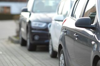 Řidič parkuje tak, aby ostatní vytočil do běla. Důvodem není neschopnost, ale záměr - Médium.cz