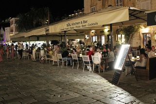 Ceny v restauracích Slovinsko vs. Chorvatsko 2026: Velké srovnání - Portál řidiče