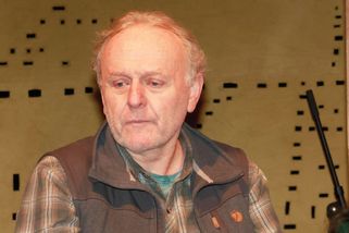 Jak žije Dušek z Pelíšků: Choroby léčí půstem. Bydlí v domě z hlíny a nemá elektřinu - Médium.cz