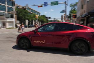 Autonomní Tesla Robotaxi chtělo jet 3,7 kilometru přes hodinu, zákazník nakonec vystoupil - Novinky