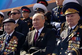 Vedle Putina seděl na tribuně Zajcev. S nacisty nebojoval, zato potlačoval pražské jaro - Novinky