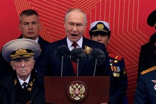 Rusové na Ukrajině hrdinně kráčí vpřed, prohlásil Putin na Rudém náměstí. Místo techniky promítli videa - Novinky