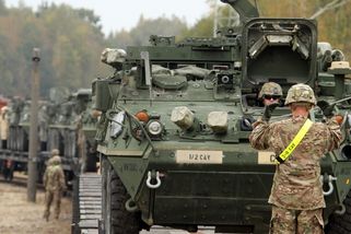 Připravenost NATO bránit východní hranici ukázaly v únoru i USA