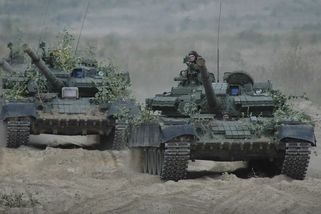 Záběry z ruské továrny. Tisíce tanků a dronů plánují opustit výrobní linky - Pravda24