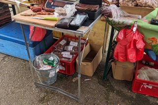 Na trhu prodával zabijačkové speciality. Při pohledu do zázemí stánku se inspektorky nestačily divit - Novinky