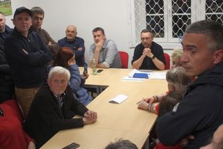 Starosta povolil v obci u Prahy kasina za dar 10 milionů. Lidé si to s ním přišli vyříkat - Novinky