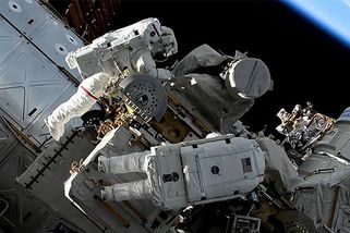 Země má novou oběžnici, astronautkám z ISS uletěla schránka s nářadím - Novinky