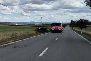 Cizinec v audi se na Domažlicku několikrát přetočil přes střechu a narazil do stromu. Na místě zemřel - Novinky