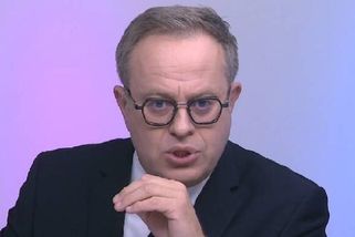 Rajchl po Moravcově úvodu v OVM vybuchl. Moderátora označil za zbabělce a začal tvrdit, že nezájem o něj je skandál