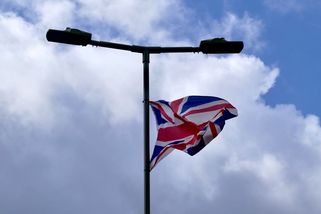 Birmingham chce soudně zakázat vyvěšování britských vlajek na veřejném osvětlení - Novinky