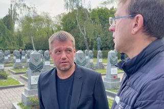 „Jsem tu legálně.” Na Olšanech s Rusy opět slavil i vyhoštěný propagandista