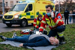 Místo resuscitace mají telefonovat lékaři. Odboráři varují před nebezpečnými změnami u záchranářů