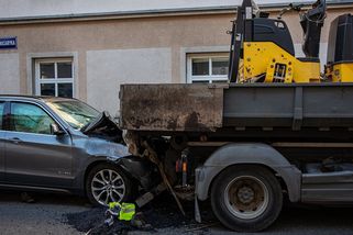 Smrtelná nehoda BMW na Náchodsku u soudu: Senior si prý na střet s chodkyní ani na najetí do dělníků nepamatuje - Novinky