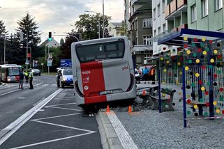 Vážná nehoda autobusu v Mladé Boleslavi. Řidič usnul a vrazil do lavičky s lidmi!