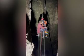 V Adršpašských skalách uvízlo v noci pět horolezců, jeden zůstal viset ve vzduchu - Novinky