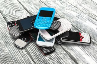 Máte doma starý mobil? Mobilní operátor vám za něj zaplatí i pokud je zcela nefunkční