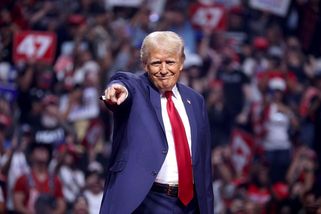 Trump chce vrátit americké letadlové lodě k páře. Zpochybňuje tím miliardovou technologii