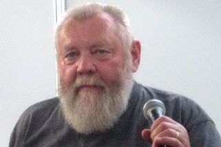 Ivo Pešák nebyl jen práškovací letadlo. Stál u kořenů Plastic People, bránil je i u soudu - Médium.cz