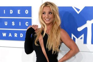 Britney Spears hlásí, že je spokojeně nezadaná. I tak se vydala na rande naslepo a asi i naostro