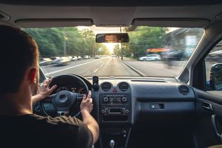 EU zpřísňuje pravidla pro všechny řidiče. Někteří lidé budou muset znovu do autoškoly a týká se to i Čechů »