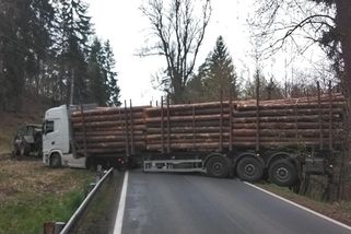 Opilý řidič kamionu zablokoval při otáčení na Karlovarsku silnici