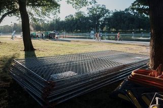 Bariéry, sledovací systémy i gardisté. Zrcadlové jezírko ve Washingtonu se mění v pevnost - Novinky