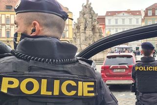 Před fotbalovým zápasem v Brně se strhla hromadná potyčka stovky fanoušků - Novinky