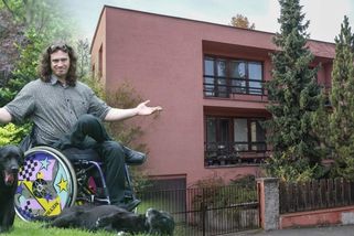 Jan Potměšil žil ve vile, kterou před ním obýval komunista Štěpán. Při stěhování se zhrozil