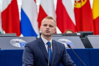 Studenti z Brna na návštěvě u extremistů v europarlamentu. Škola žádný problém nevidí