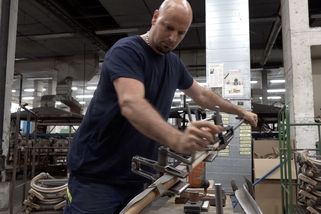 Napařit, ohnout a poslat. Nábytek od české firmy Ton ohromil Miláno i Dubaj | Byznys