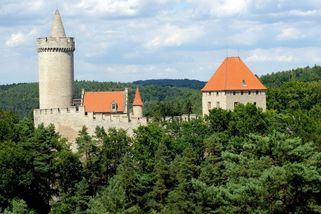 Výlet na Kokořín: hrad prokletý císařem, obývaný lapky a nakonec zachráněný nadšenci - Médium.cz