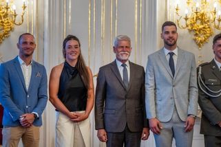 Petr Pavel na Hradě přijal čerstvé mistry světa. Od Choupenitche dostal fleret, od slalomářů pádlo