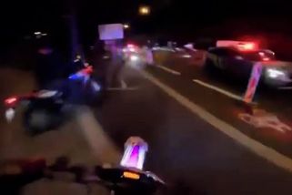 Desítky motorkářů v Praze řádily přímo pod okny policie. Jednoho zastavili se zbraní - Novinky