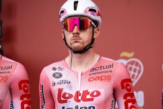 Hrůzný okamžik. Soupeř ho poslal k zemi, cyklista i se zlomenými žebry ale dojel do cíle - Sport.cz
