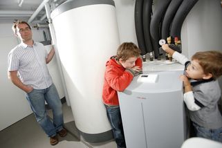 Neustálé bzučení za plotem dohání lidi k šílenství a v satelitech startuje nová válka o tepelná čerpadla