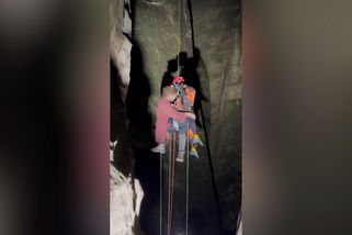V Adršpašských skalách uvízlo v noci pět horolezců, jeden zůstal viset ve vzduchu | Novinky.cz: Krimi