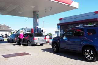 Češi opět vyrazili tankovat do Polska. Vláda tam znovu reguluje ceny paliv - Novinky