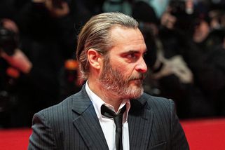Joaquin Phoenix v 19 volal záchranku umírajícímu bratrovi. Nahrávku pak slyšela celá Amerika - Médium.cz