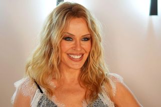 Tělo, které vytesaly koncerty: Kylie Minogue v bikinách na Korsice málem přišla o věci