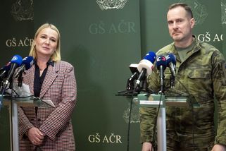 Armádě chybí 14 tisíc vojáků a 720 je na odchodu, řekla Černochová - Novinky