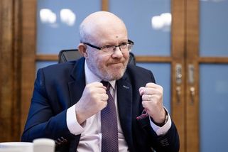 Černochová se pohádala s Válkem o platy vojáků. Ten naštvaně odešel z jednání vlády - Novinky